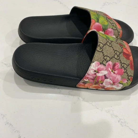 Pursuit Slide Sandal
GUCCI - Picture 3 of 14